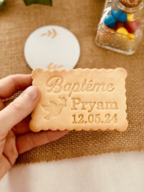 Emporte-pièce baptême personnalisé cadeaux invités biscuits personnalisés petit-beurre